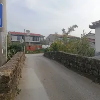 Ob glavni cesti mimo Seče pot zavije na levo, kjer se kmalu 
srečamo s stanovanjsko novogradnjo ljubljanskih investitorjev. 