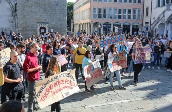 Pred desetimi dnevi se je na protestnem shodu zbralo bistveno več 
študentov, kot jih je volilo na ponovljenih volitvah. 