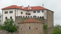 Občina Ilirska Bistrica namerava na premskem gradu zamenjati 
okna, polkna in vrata, za kar bo odštela 106.000 evrov.  