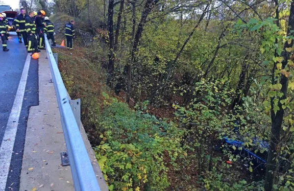 Trčil v drevo in obvisel nad prepadom