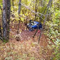 Trčil v drevo in obvisel nad prepadom