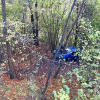 Trčil v drevo in obvisel nad prepadom