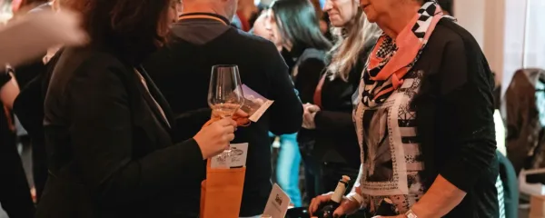 Vina iz domače kleti je predstavila  Alenka Vodopivec s kmetije 
Slavček v Vipavski dolini (desno).