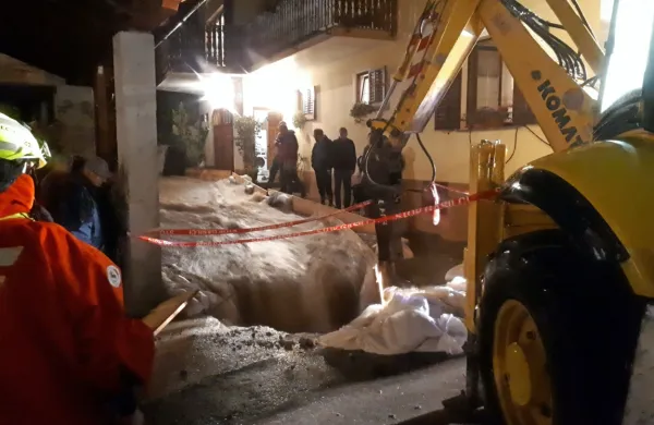 Na Tolminskem deroča voda ogrožala dve hi&scaron;i in poplavila glavno cesto
