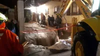 Na Tolminskem deroča voda ogrožala dve hi&scaron;i in poplavila glavno cesto