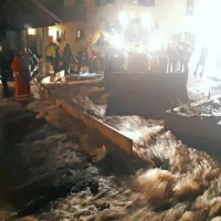 Na Tolminskem deroča voda ogrožala dve hi&scaron;i in poplavila glavno cesto