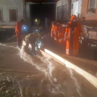 Na Tolminskem deroča voda ogrožala dve hi&scaron;i in poplavila glavno cesto