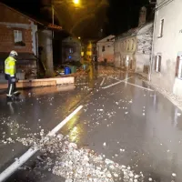 Na Tolminskem deroča voda ogrožala dve hi&scaron;i in poplavila glavno cesto