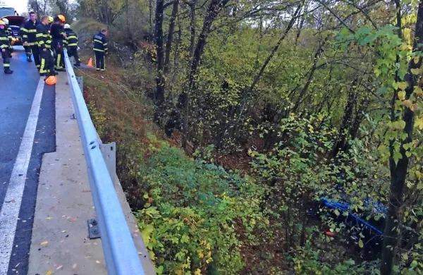 Trije mladi Hrvati so z avtom vred končali 15 metrov pod cesto. 