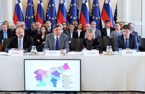 Predstavniki politike in stroke so bili na današnjem posvetu pri 
predsedniku republike Borutu Pahorju naklonjeni ustanovitvi 
pokrajin.