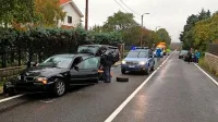 Slovenski policisti so BMW-ju nemške registracije sledili vse do 
Bazovice, kjer je trčil v zid in drugo vozilo.