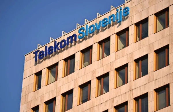 Telekom je izgubil v sporu z Grki glede Antenne TV SL, plačati mora 
skoraj 18 milijonov evrov.