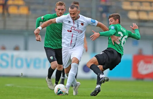 Predrag Sikimić (v ospredju) je iz najstrožje kazni zadel za 
izenačenje. 