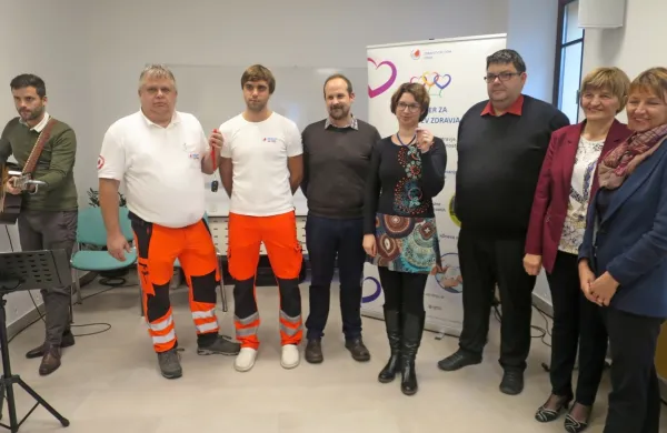 Zdravstveni delavci, podžupan  Cerknega in župan Idrije so se 
predaje treh naložb v prid zdravju veselili kot praznika zdravja.