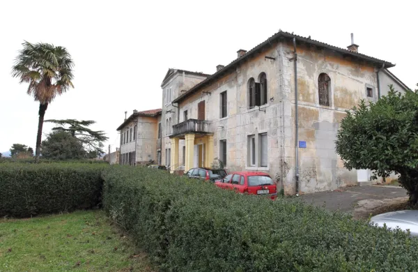 Največ, skoraj 179.000 evrov, je za poslovno-stanovanjsko stavbo 
v Bertokih ponudil Aco Kabanica. Nepremičnino sestavljata dve 
stanovanji velikosti 145 oziroma 132 kvadratnih metrov, ki sta 
potrebni temeljite prenove.