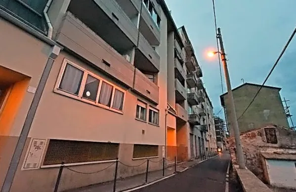 Šele rezultati obdukcije, ki jih pričakujejo v prihodnjih dneh, naj bi 
pokazali, kaj se je dejansko zgodilo v stanovanju v tretjem 
nadstropju poslopja podjetja za ljudske gradnje Ater v Ul. del 
Veltro 45.