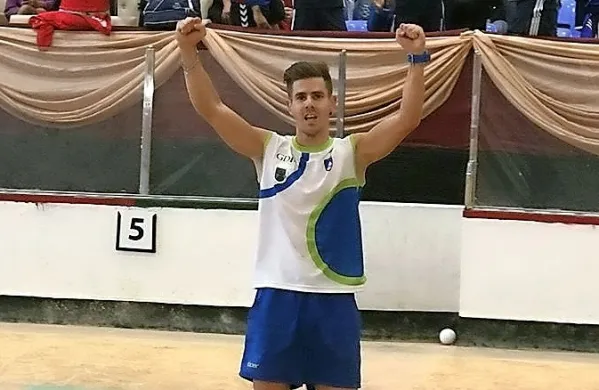 Anže Petrič, svetovni prvak v brzincu iz Maroka,  bo v Turčiji 
kolajno lovil v štafetnem zbijanju.