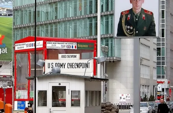 V ameriške vojake preoblečenim igralcem, ki so turistom na 
znamenitem nekdanjem mejnem prehodu Checkpoint Charlie v 
Berlinu zaračunavali za fotografije, je odzvonilo.