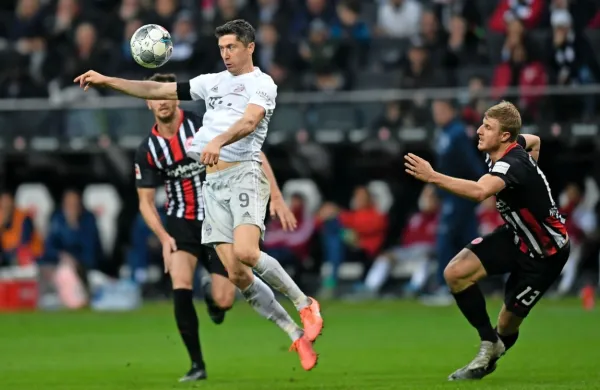 Robert Lewandowski (v belem dresu Bayerna) bo poslej zabijal 
gole  pod taktirko novega klubskega trenerja.  