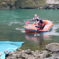 Tekači (v belem je zmagovalec na 28 km Janez Žen) so morali tudi veslati čez Sočo.