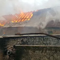 Leseni tramovi so pod pločevinasto kritino goreli kot trske. 