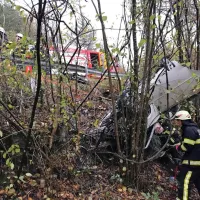 Ob trčenju zapeljal s ceste in se prevrnil