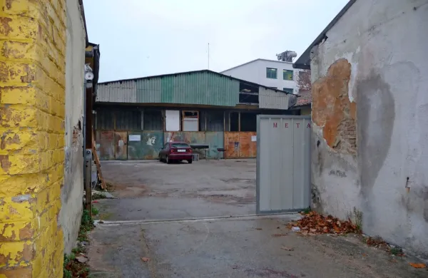 Na dražbi za zemljišče nekdanje tovarne Mala oprema bo sodelovala tudi izolska občina, ki uveljavlja predkupno pravico.