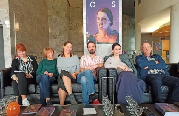 Novo koprodukcijo SNG Nova Gorica in ruskega nevladnega gledališča so predstavili (z leve) 
dramaturginja Ana Kržišnik Blažica, koreografinja Rezeda Gajanova, igralka Maja Poljanec Nemec, 
režiser Aleksej Obrazcov, igralka Kristina Skvarek in prevajalec Bojan Bratina.

