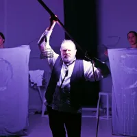 Poleg igralk Maje Poljanec Nemec in Kristine Skvarek v slovenski 
uprizoritvi nastopa tudi Janez Starina.
