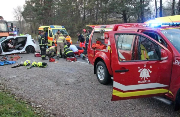 21-letnika so najprej oživljali gasilci, nato še reševalci, a mu žal ni 
bilo več pomoči.