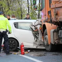 V izteku  ovinka je voznika zaneslo naravnost pod tovornjak.