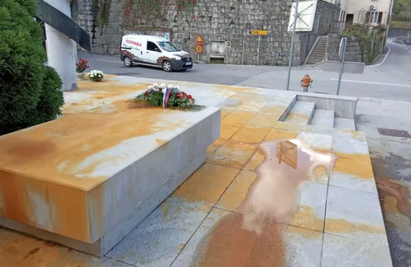 Spravili so se na spomenik