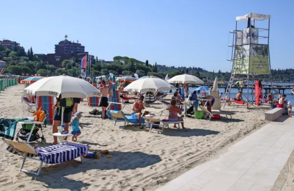 Da bo del portoroške plaže pristal v najemu enega od hotelov, se 
nekateri člani občinskega sveta ne strinjajo.
