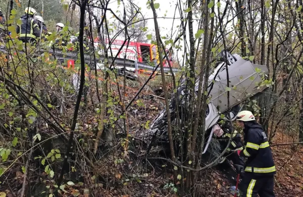 Zaradi neprilagojene hitrosti s tovornjakom avto porinil s ceste