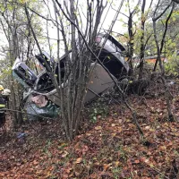 Zaradi neprilagojene hitrosti s tovornjakom avto porinil s ceste