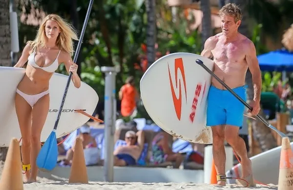  Dennis Quaid se je na Havajih zaročil z Lauro Savoie. 