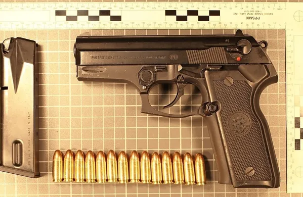 Pri aretaciji je imel 27-letnik za pasom pištolo beretta. 