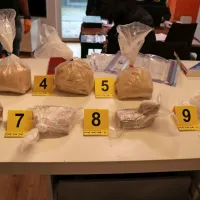 Med hišno preiskavo pri Ljubljančanu so policisti in kriminalisti 
zasegli kilogram heroina in še 3,5 kilograma snovi, domnevno 
namenjene povečevanju volumna prepovedane droge.  