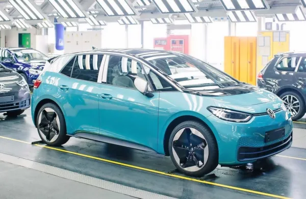 Pri Volkswagnu napovedujejo, da bo novi ID.3 kupcem, tudi v 
Sloveniji, na voljo sredi leta 2020. 