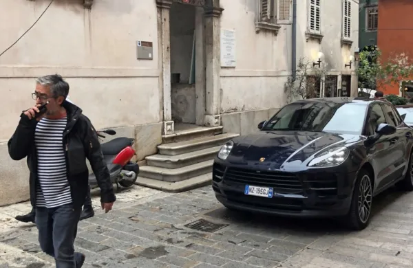 Južni veter govori o beograjski avtomobilski mafiji. 