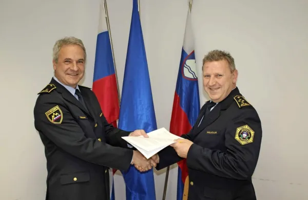 Novi direktor koprske policijske uprave Igor Ciperle ob prevzemu 
poslov (na fotografiji desno).