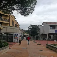 Kolesarje in pešce bodo preusmerili  na desno stran vozišča in 
stavb, tako da bodo nemoteno prehajali ob območju gradbišča.  