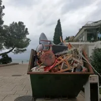 Pohištvo iz sob Histriona se poslavlja.