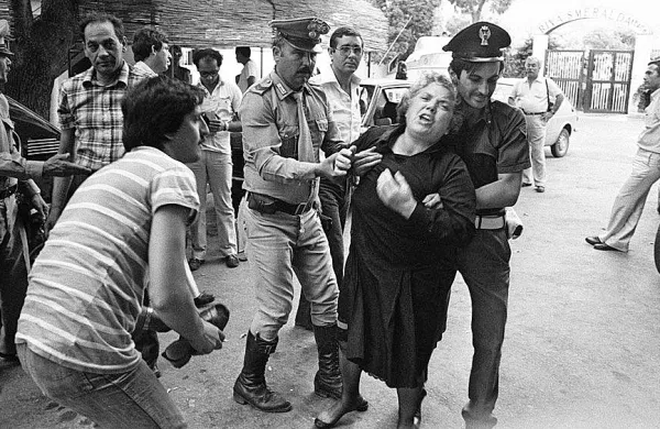 Letizia Battaglia je v svoji 20-letni fotoreporterski karieri za časnik L'ora posnela 
več kot 600.000 fotografij in ovekovečila neštete okrutne zločine sicilijanske 
Cose nostre.