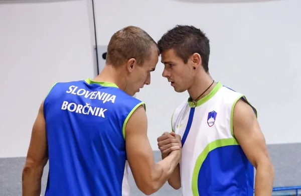Zadnji slovenski nastop na svetovnem balinarskem prvenstvu v 
turškem Mersinu se je končal z zmagoslavjem Aleša Borčnika in 
Anžeta Petriča.