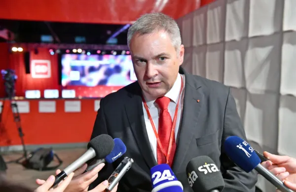 Ob robu kongresa SD, na katerem razpravljajo o programu in 
izhodiščih za nadaljnje delo, se pojavlja tudi vprašanje, ali lahko 
ambiciozne načrte uresničijo na čelu z aktualnim predsednikom 
Dejanom Židanom. 
