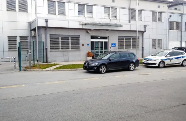 Pred policijsko postajo v Ilirski Bistrici se je v četrtek dopoldne 
dogajala prava drama. 
