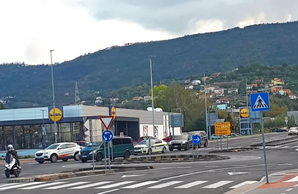 Pretepeni moški je na pomoč poklical s parkirišča pred Lidlom.