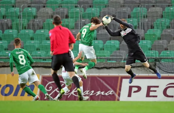 Ključni akterji tekme v Stožicah (z leve) - Endri Cekici, Ante Vukušić 
(oba Olimpija) in sežanski vratar David Adam.