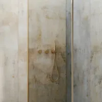 Marmorno zlata eleganca. Premišljena preprostost sistema za 
prhanje. Kot trdota ali mehkoba svinčnika, po katerem je dobila 
ime. HB, Luca Papini  za Quadro design.